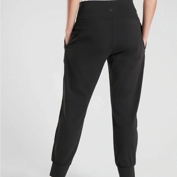 Athleta Salutation Jogger in Powervita Black Small Style 531288 - Picture 2 of 4